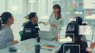 Şirket personeli toplantısındaki iş adamları imrendirici grafikle