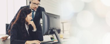 Ofiste çalışan, kulaklık takan iş adamları daha geniş görüşlü.