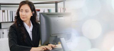 Ofiste çalışan, kulaklık takan iş adamları daha geniş görüşlü.