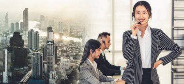 Ofiste çalışan, kulaklık takan iş adamları daha geniş görüşlü.