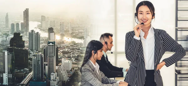 Ofiste çalışan, kulaklık takan iş adamları daha geniş görüşlü.