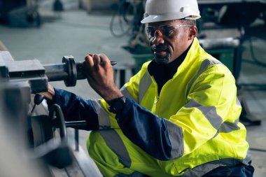 Fabrika işçisi veya mühendisi usta imalat atölyesinde makine işi yapıyor