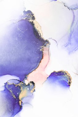 Kağıt üzerinde mermer sıvı mürekkep resminin mor altın soyut arkaplanı .
