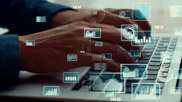 Empresario utiliza ordenador portátil capaz para analizar datos de negocios analítica — Foto de Stock