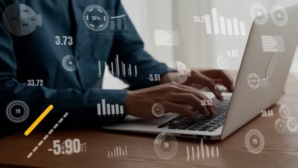 Affärsman använder kapabel bärbar dator för att analysera affärsdata analytics — Stockvideo