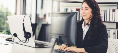 Ofiste çalışan, kulaklık takan iş adamları daha geniş görüşlü.