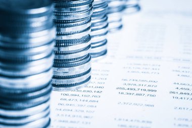 Biriktirmek için hazine mevduat hesabına yığılmış altın paralar.