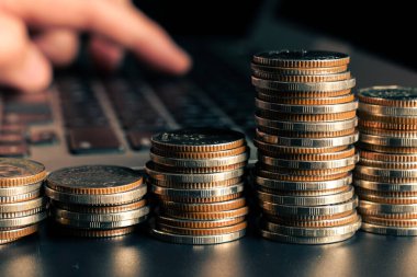 Biriktirmek için hazine mevduat hesabına yığılmış altın paralar.