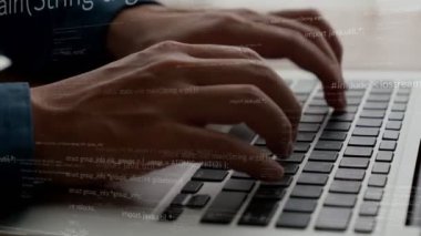 Bilgisayar programcısı programlama kodu geliştirmek için yetenekli dizüstü bilgisayar kullanır