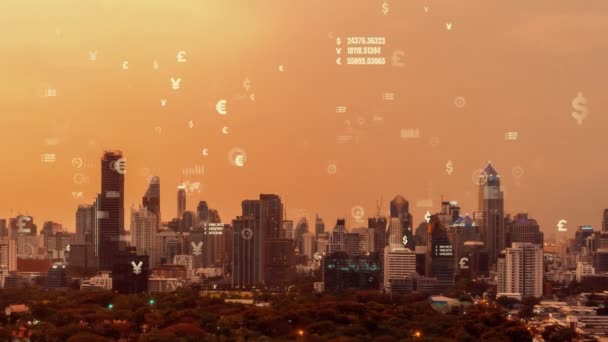 İş verisi analitik arayüzü, geleceği gösteren akıllı şehir üzerinde uçar — Stok video