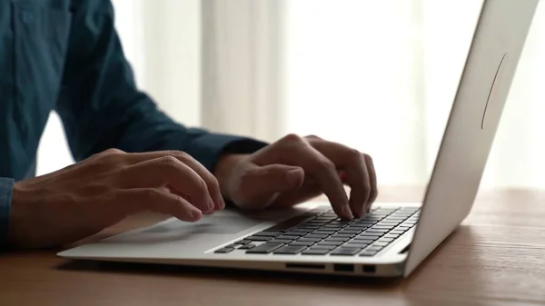 Деловой человек рука работает на способный ноутбук за столом офиса крупным планом — стоковое фото