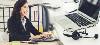 Ofiste çalışan, kulaklık takan iş adamları daha geniş görüşlü.