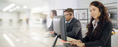 Ofiste çalışan, kulaklık takan iş adamları daha geniş görüşlü.