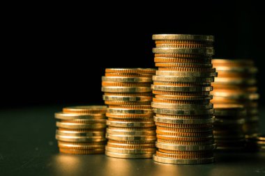 Biriktirmek için hazine mevduat hesabına yığılmış altın paralar.