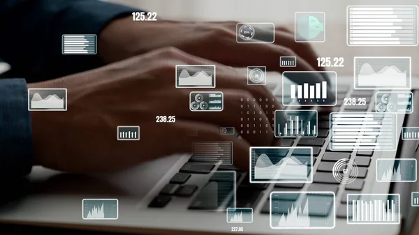 Empresario utiliza ordenador portátil capaz para analizar datos de negocios analítica — Foto de Stock