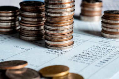 Biriktirmek için hazine mevduat hesabına yığılmış altın paralar.