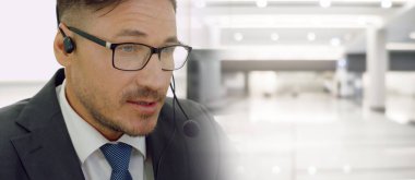 Ofiste çalışan, kulaklık takan iş adamları daha geniş görüşlü.