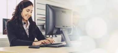 Ofiste çalışan, kulaklık takan iş adamları daha geniş görüşlü.