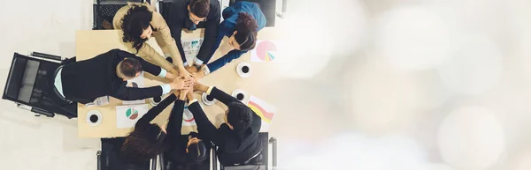 Gelukkig zakenmensen vieren teamwork succes verbreden visie — Stockfoto