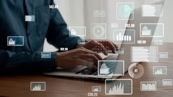 Бізнесмен використовує здатний ноутбук для аналізу бізнес-даних — стокове відео