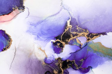 Kağıt üzerinde mermer sıvı mürekkep resminin mor altın soyut arkaplanı .