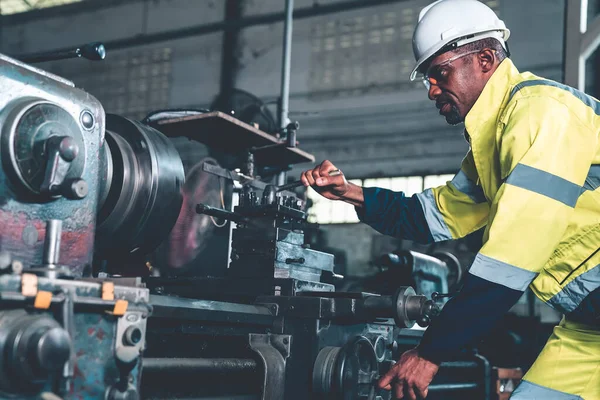 Fabrika işçisi veya mühendisi usta imalat atölyesinde makine işi yapıyor