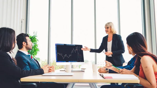 Dahiyane bilgisayar yazılımının borsa veri tablosu analizi