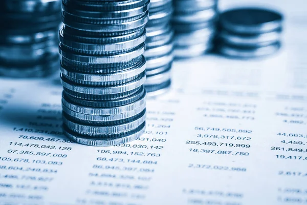 Biriktirmek için hazine mevduat hesabına yığılmış altın paralar.