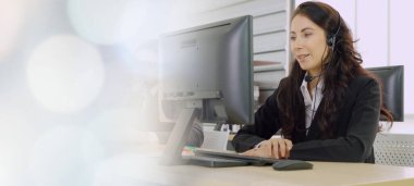 Ofiste çalışan, kulaklık takan iş adamları daha geniş görüşlü.