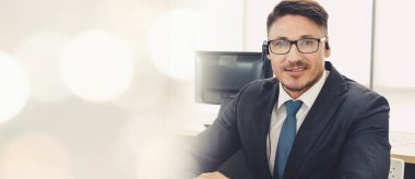 Ofiste çalışan, kulaklık takan iş adamları daha geniş görüşlü.