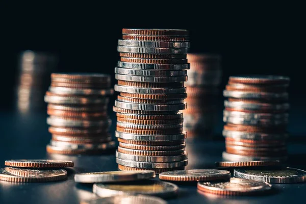 Biriktirmek için hazine mevduat hesabına yığılmış altın paralar.