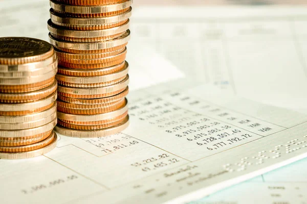 Biriktirmek için hazine mevduat hesabına yığılmış altın paralar.