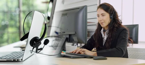 Geschäftsleute mit Headset im Büro erweitern den Blick — Stockfoto