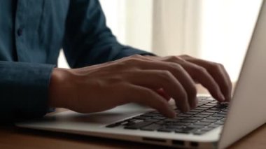 İşadamı ofis masasındaki bilgisayarda çalışıyor. Yakın çekim.
