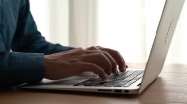 İşadamı ofis masasındaki bilgisayarda çalışıyor. Yakın çekim.