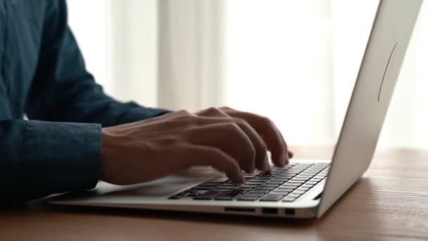 Üzletember kéz dolgozik alkalmas laptop számítógép irodai asztal közelkép lövés — Stock videók