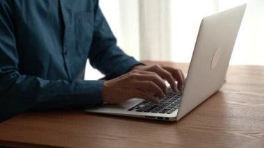 İşadamı ofis masasındaki bilgisayarda çalışıyor. Yakın çekim.