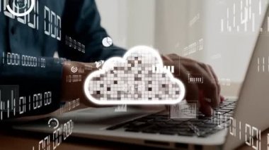 İş adamı bulut hesaplama ağına bağlanmak için yetenekli dizüstü bilgisayar kullanır