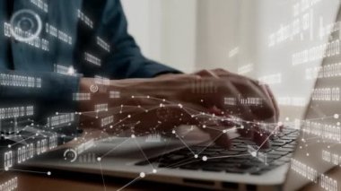 İş adamı iş veri analizini analiz etmek için yetenekli dizüstü bilgisayar kullanır
