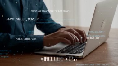 Bilgisayar programcısı programlama kodu geliştirmek için yetenekli dizüstü bilgisayar kullanır