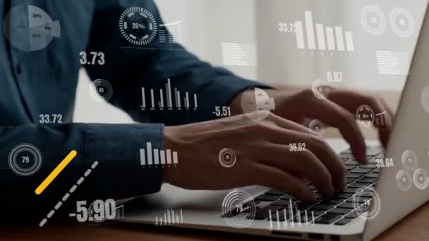 Geschäftsmann verwendet leistungsfähigen Laptop-Computer zur Analyse von Geschäftsdaten — Stockvideo