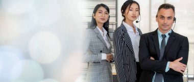 Ofiste çalışan, kulaklık takan iş adamları daha geniş görüşlü.