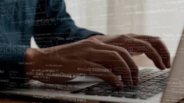 Bilgisayar programcısı programlama kodu geliştirmek için yetenekli dizüstü bilgisayar kullanır