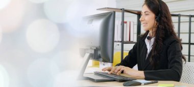 Ofiste çalışan, kulaklık takan iş adamları daha geniş görüşlü.