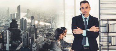 Ofiste çalışan, kulaklık takan iş adamları daha geniş görüşlü.