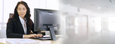 Ofiste çalışan, kulaklık takan iş adamları daha geniş görüşlü.