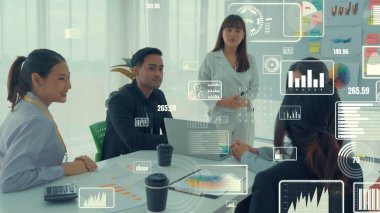 Şirket personeli toplantısındaki iş adamları imrendirici grafikle