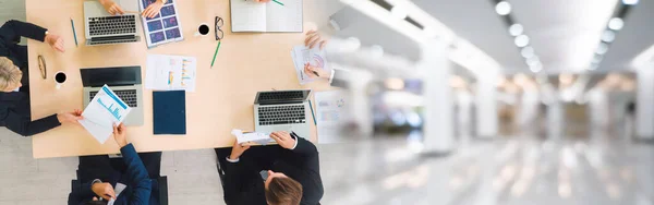 Zakenmensen groep vergadering schot van bovenaf breedbeeld — Stockfoto