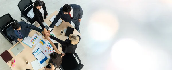 Feliz gente de negocios celebran el éxito del trabajo en equipo en ampliar ver — Foto de Stock