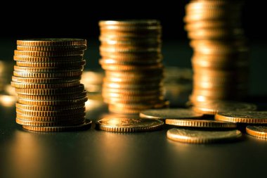 Biriktirmek için hazine mevduat hesabına yığılmış altın paralar.